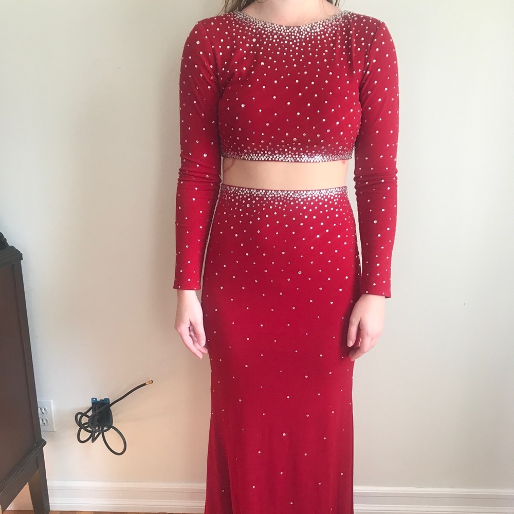 Jovani Size 4 never altered. Very good condition worn only 2x.